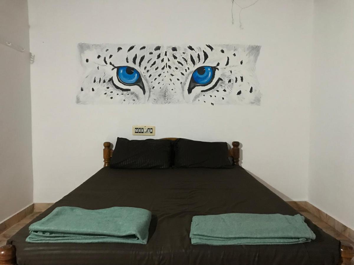 Tusker Tribe Hostel Гокарна Экстерьер фото
