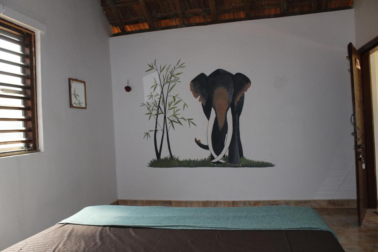 Tusker Tribe Hostel Гокарна Экстерьер фото
