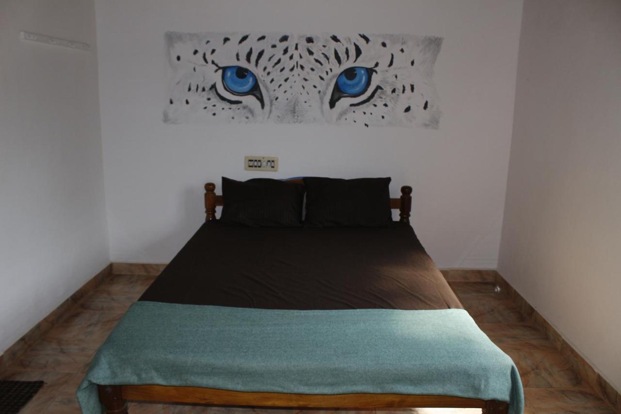Tusker Tribe Hostel Гокарна Экстерьер фото