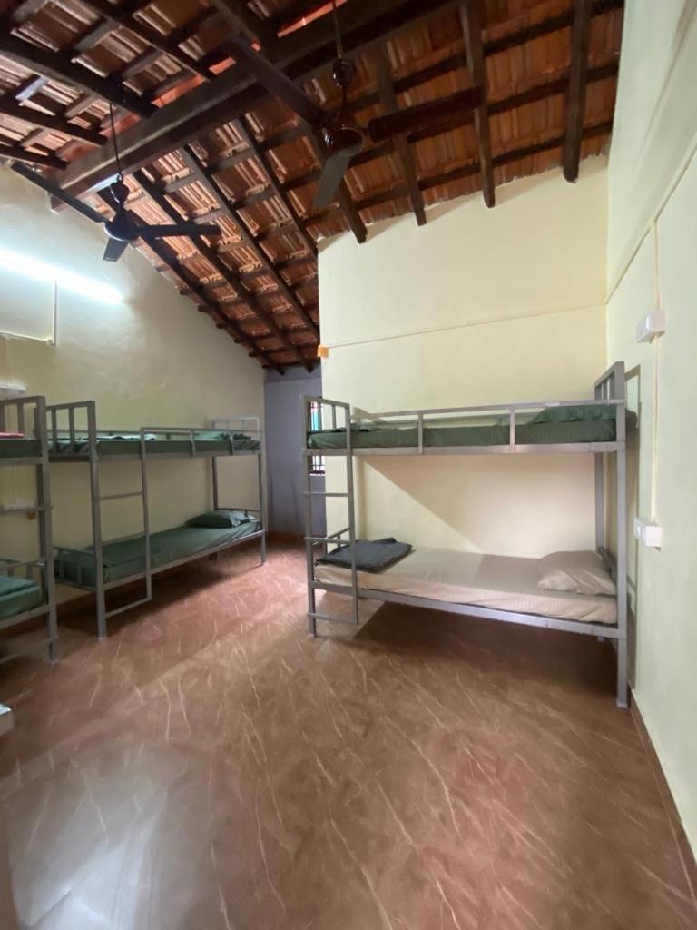 Tusker Tribe Hostel Гокарна Экстерьер фото
