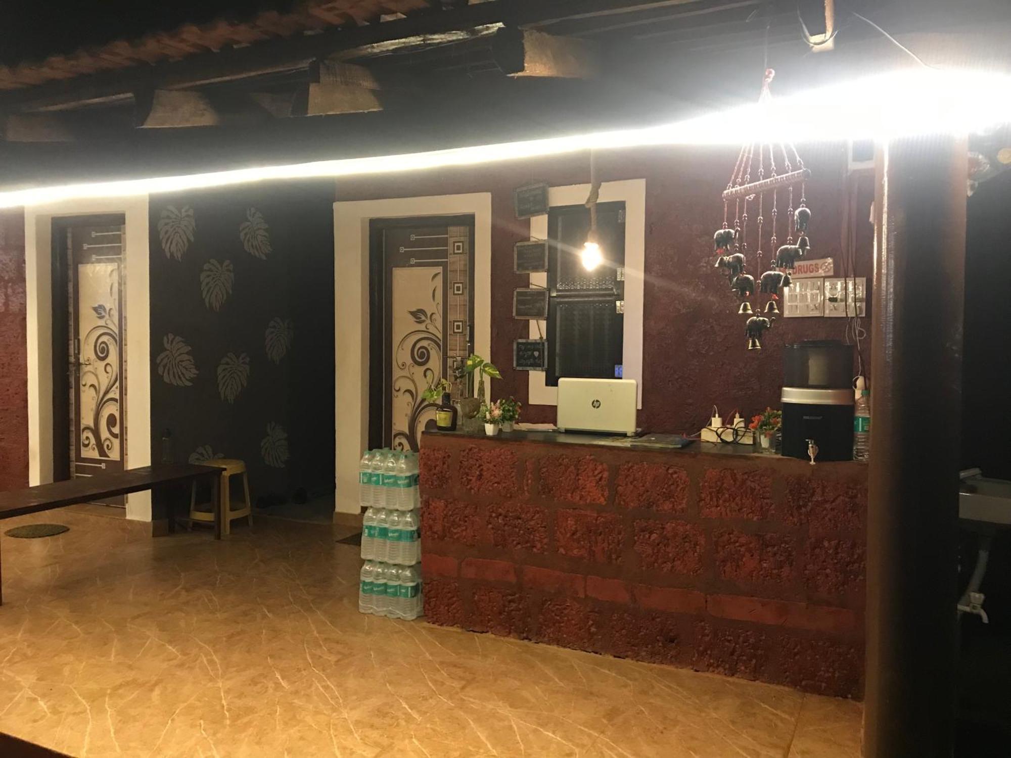 Tusker Tribe Hostel Гокарна Экстерьер фото