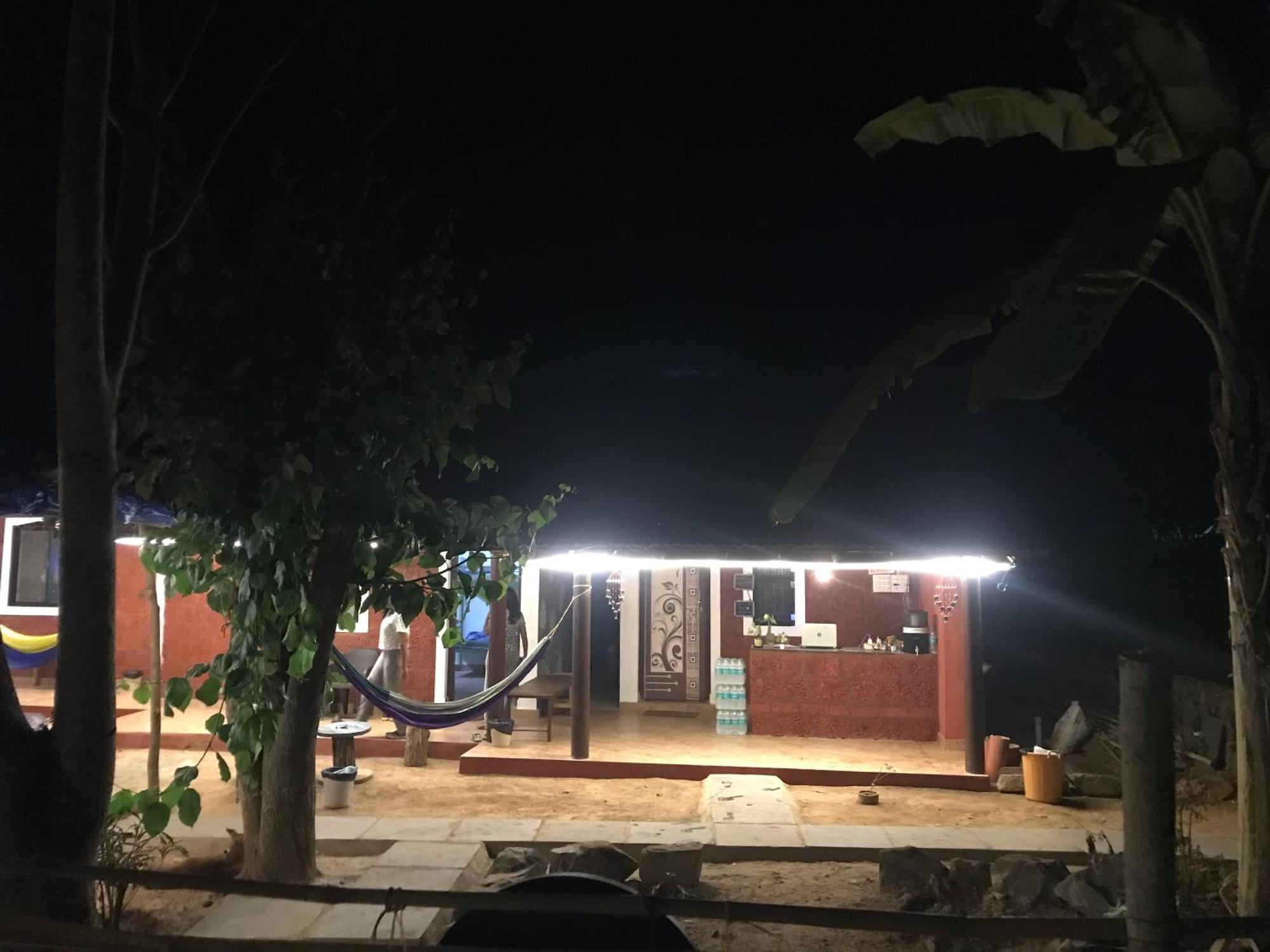 Tusker Tribe Hostel Гокарна Экстерьер фото