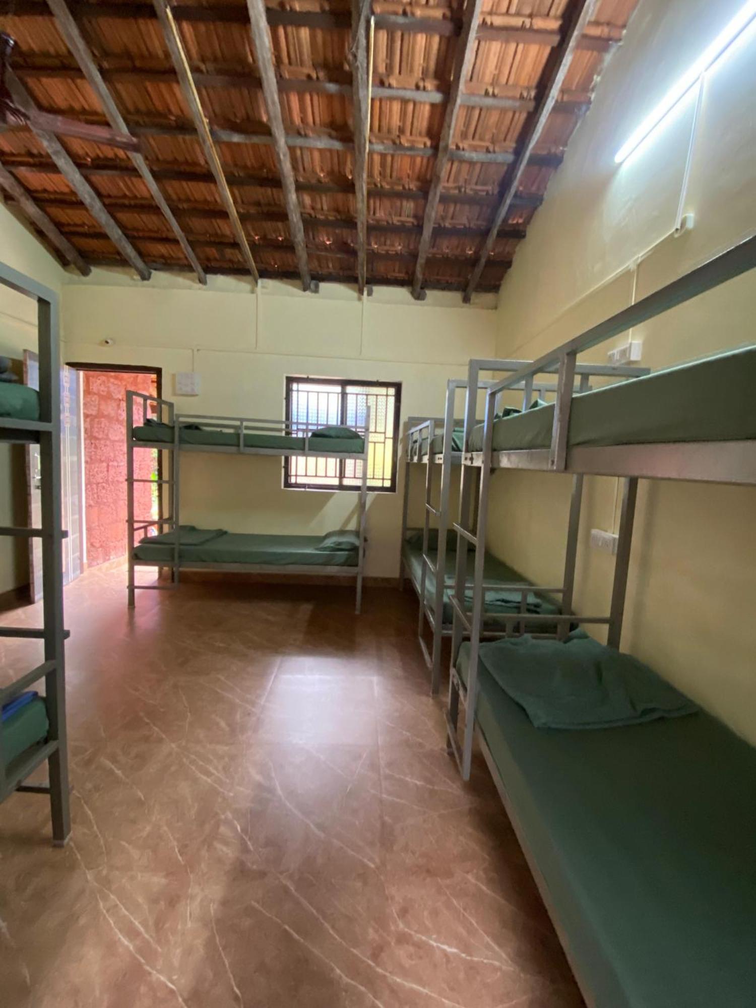 Tusker Tribe Hostel Гокарна Экстерьер фото